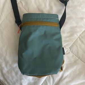 Lululemon water bottle crossbody